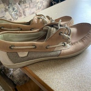Sperry boat shoes size 8 in women's, only wore one time and they look brand new.
